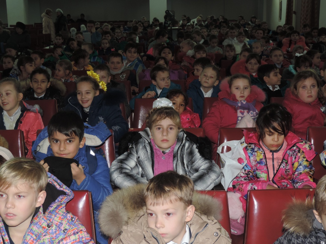 Новогоднее театрализованное представление"В поисках снегурочки"...