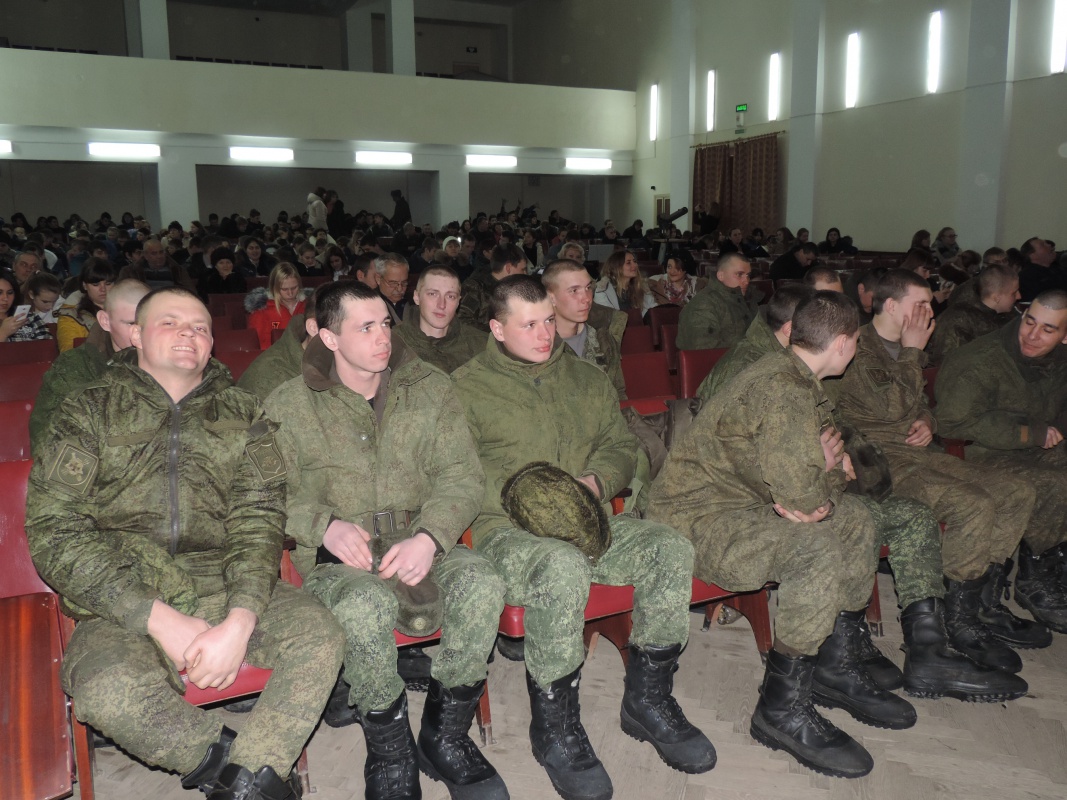 Солдатских дум избранница...