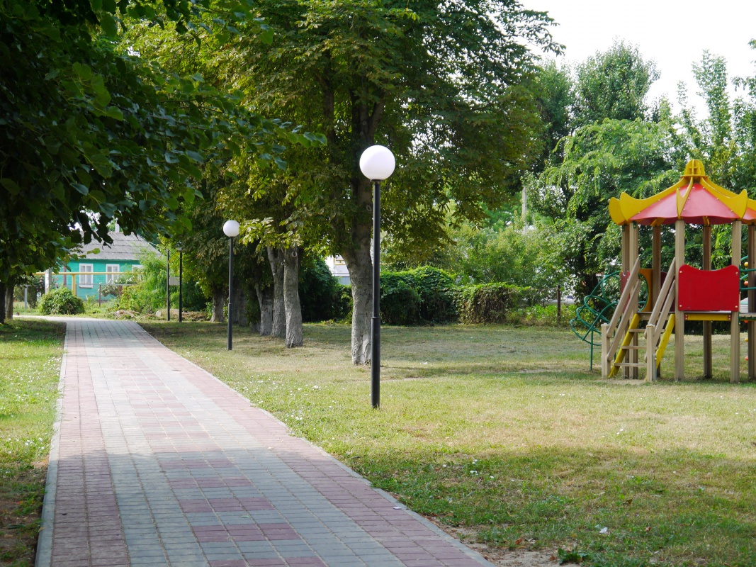Обновлённая аллея в сквере…….