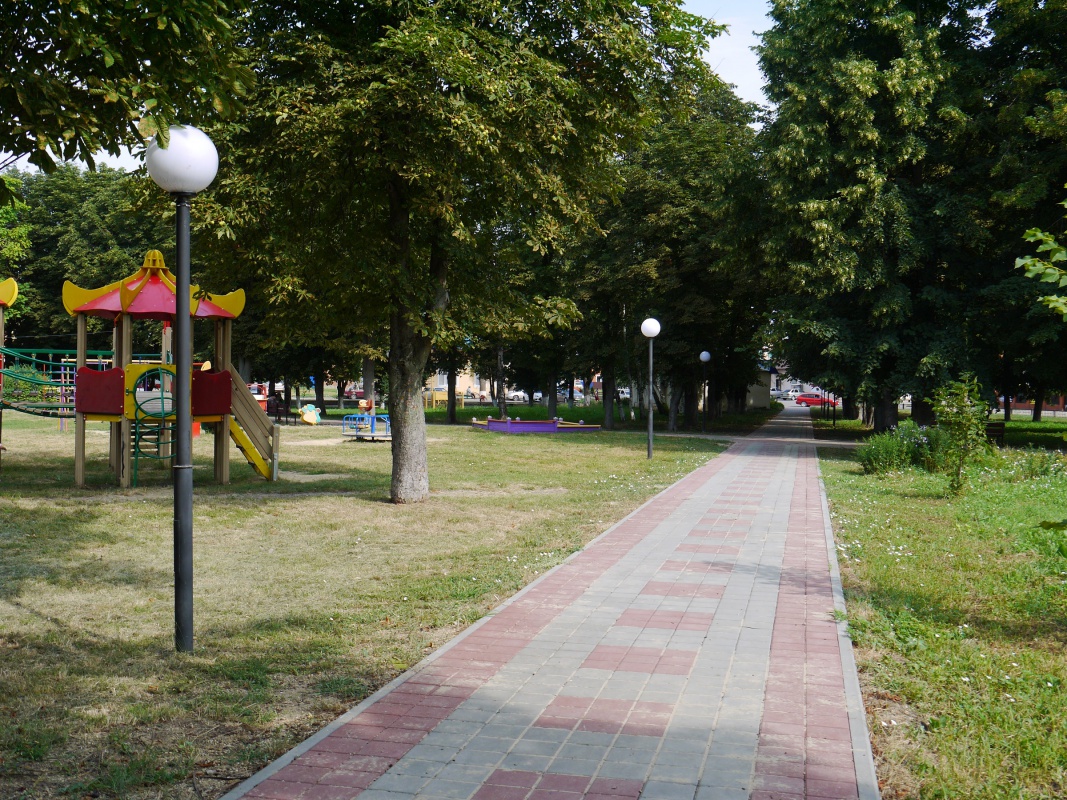 Обновлённая аллея в сквере…….