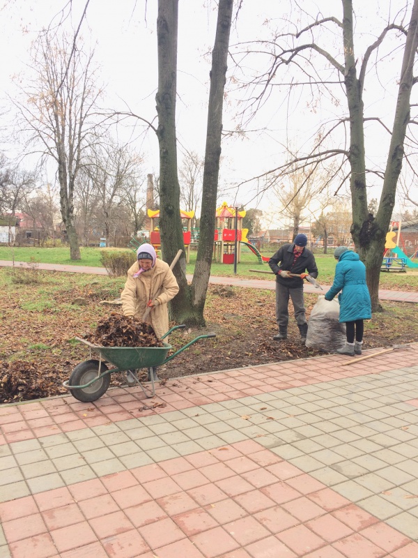Наведение порядка в сквере.
