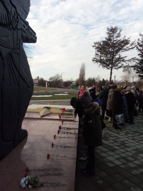 Пусть нет фамилии у нашего бойца,-есть звание Российского солдата!