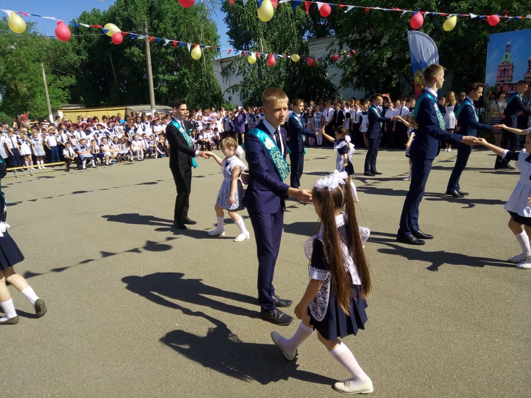 Последние звонки прозвенели сегодня во всех школах нашего поселения....