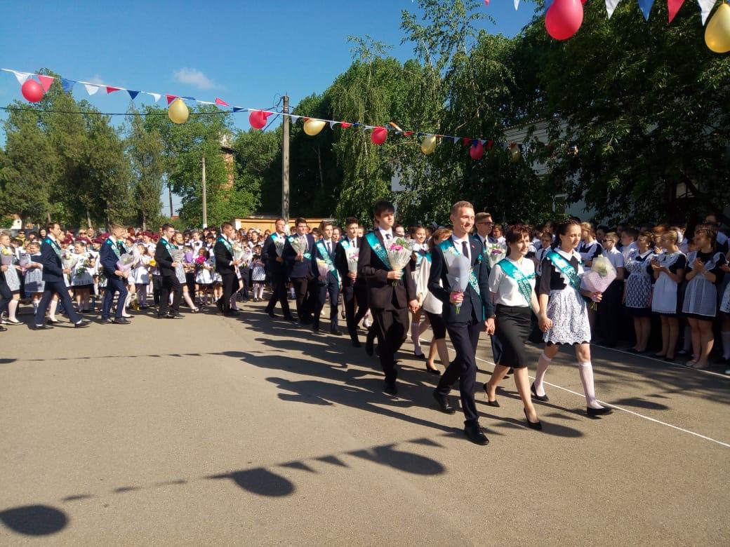 Последние звонки прозвенели сегодня во всех школах нашего поселения....