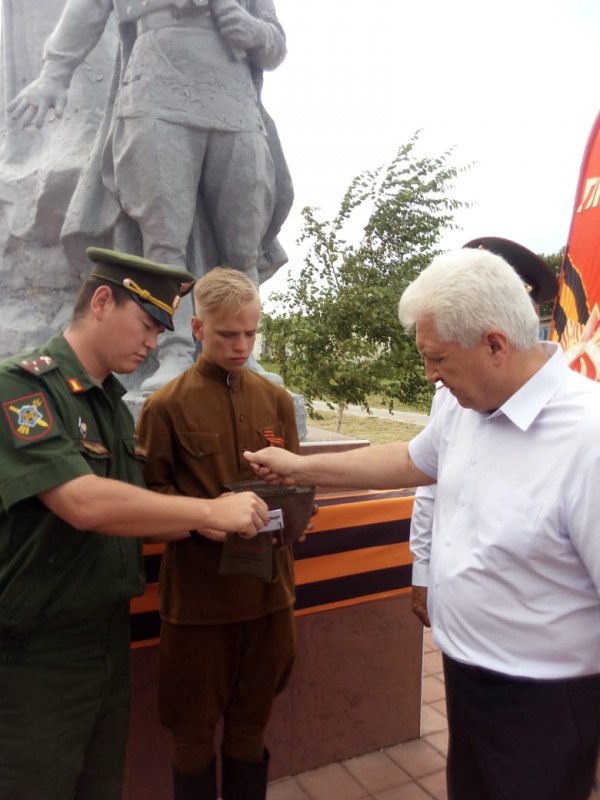 Помнит мира спасенный...