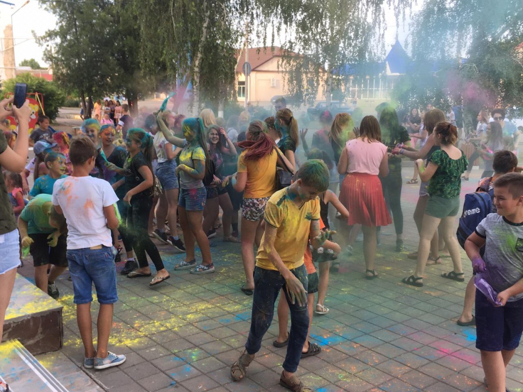 Фестиваль красок "Разноцветная радуга"