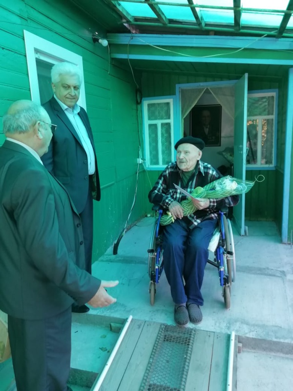 Поздравляем почетного юбиляра......