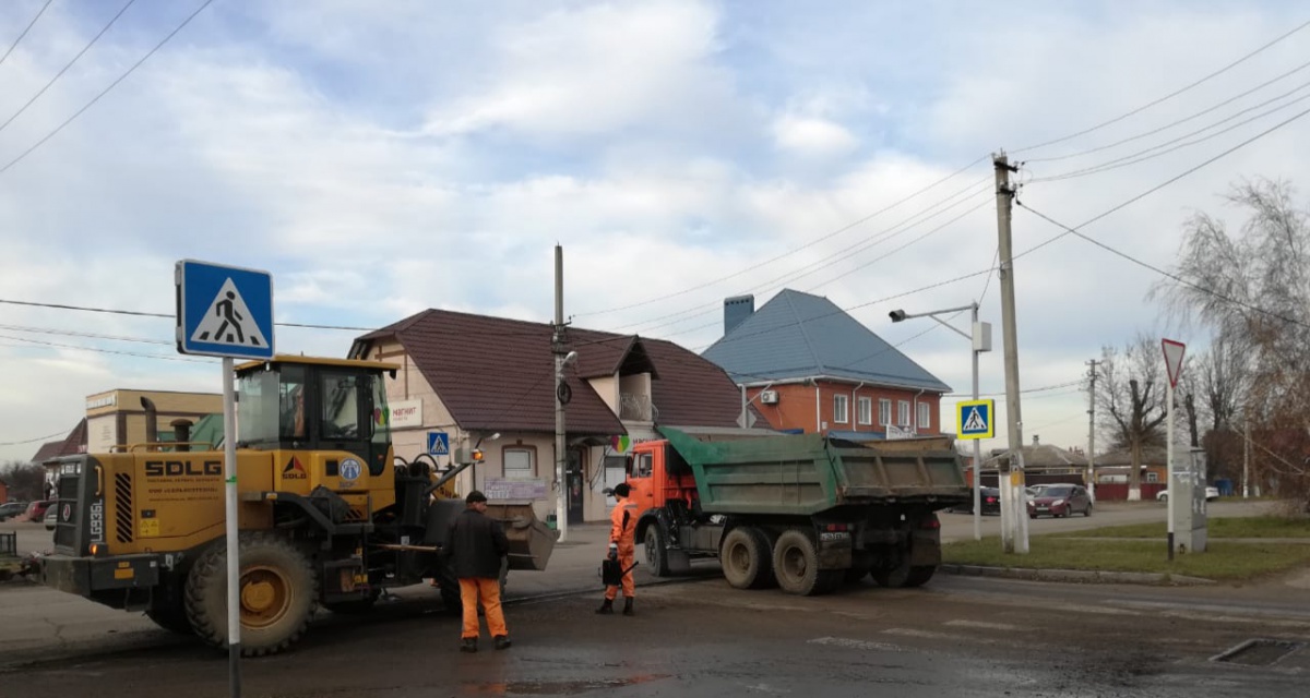 Ямочный ремонт по ул.Красной...