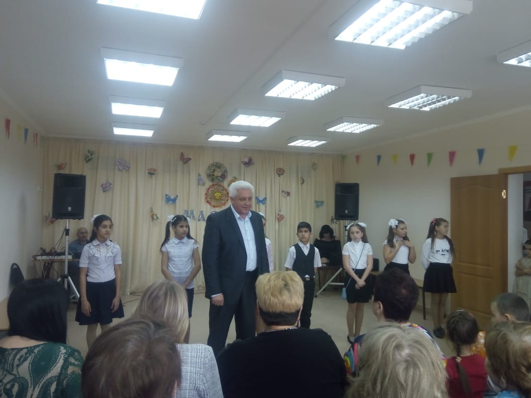 Михаил Викторович Кулиш поздравил женщин хутора Казачий с международным женским днем.