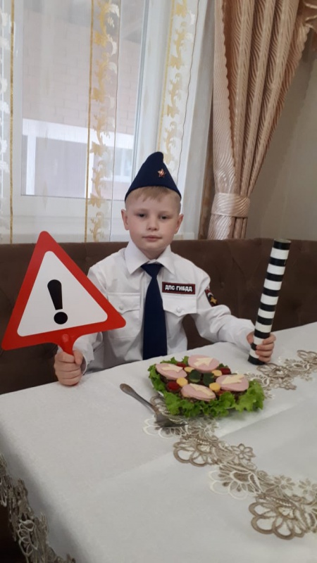 Изучаем правила дорожного движения за вкусным завтраком...