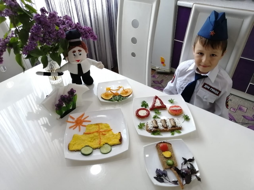 Изучаем правила дорожного движения за вкусным завтраком...