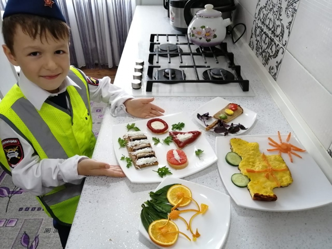 Изучаем правила дорожного движения за вкусным завтраком...