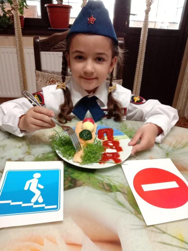 Изучаем правила дорожного движения за вкусным завтраком...