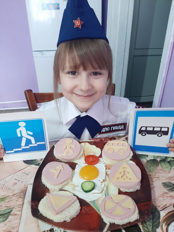 Изучаем правила дорожного движения за вкусным завтраком...