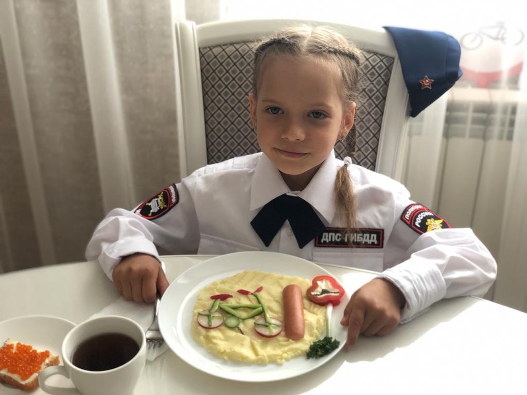 Изучаем правила дорожного движения за вкусным завтраком...