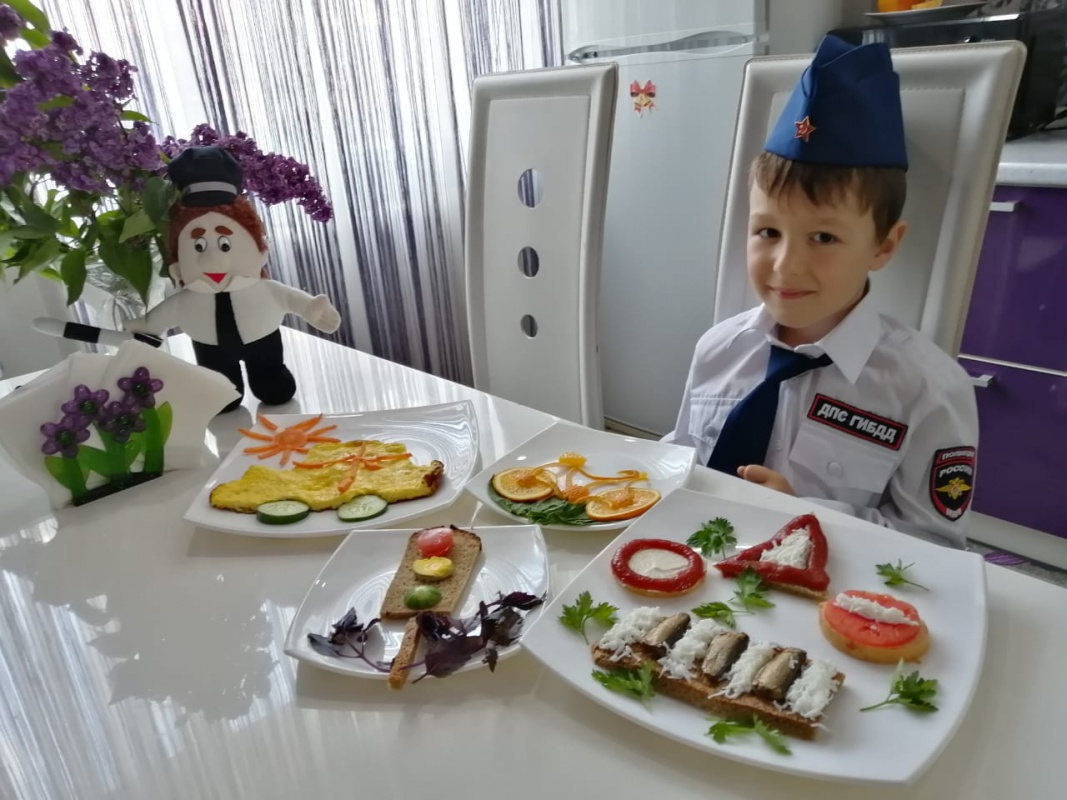 Изучаем правила дорожного движения за вкусным завтраком...