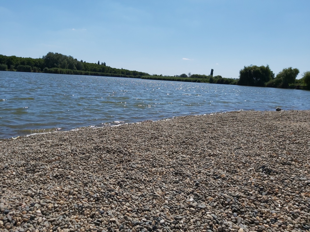 Постепенно благоустраиваем территорию места отдыха у воды на хуторе Казачьем...
