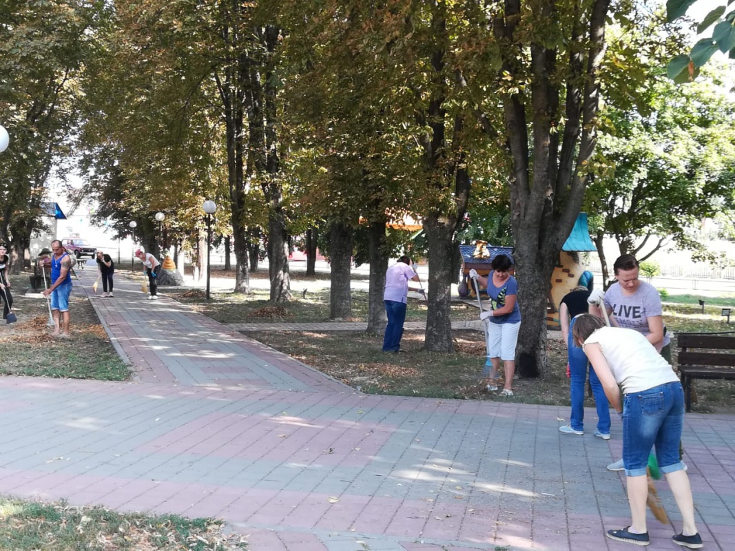 Сегодня сотрудники администрации,подведомственных организаций, предприниматели вышли на субботник. На улицах, в парке,закрепленных территория убрали мусор,ветки, провели обрезку поросли, подмели пешеходные дорожки.