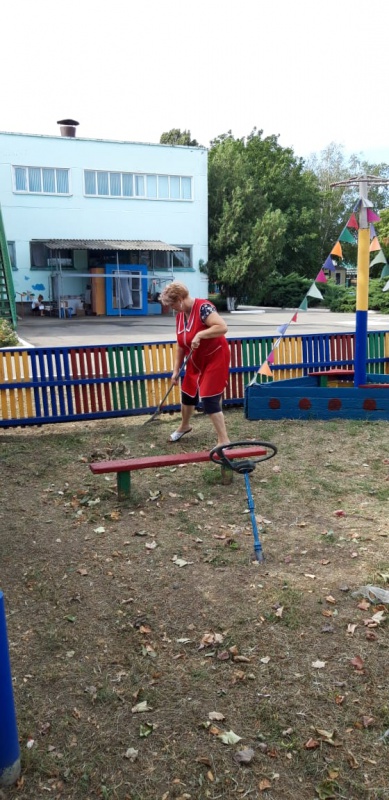 Сегодня сотрудники администрации,подведомственных организаций, предприниматели вышли на субботник. На улицах, в парке,закрепленных территория убрали мусор,ветки, провели обрезку поросли, подмели пешеходные дорожки.