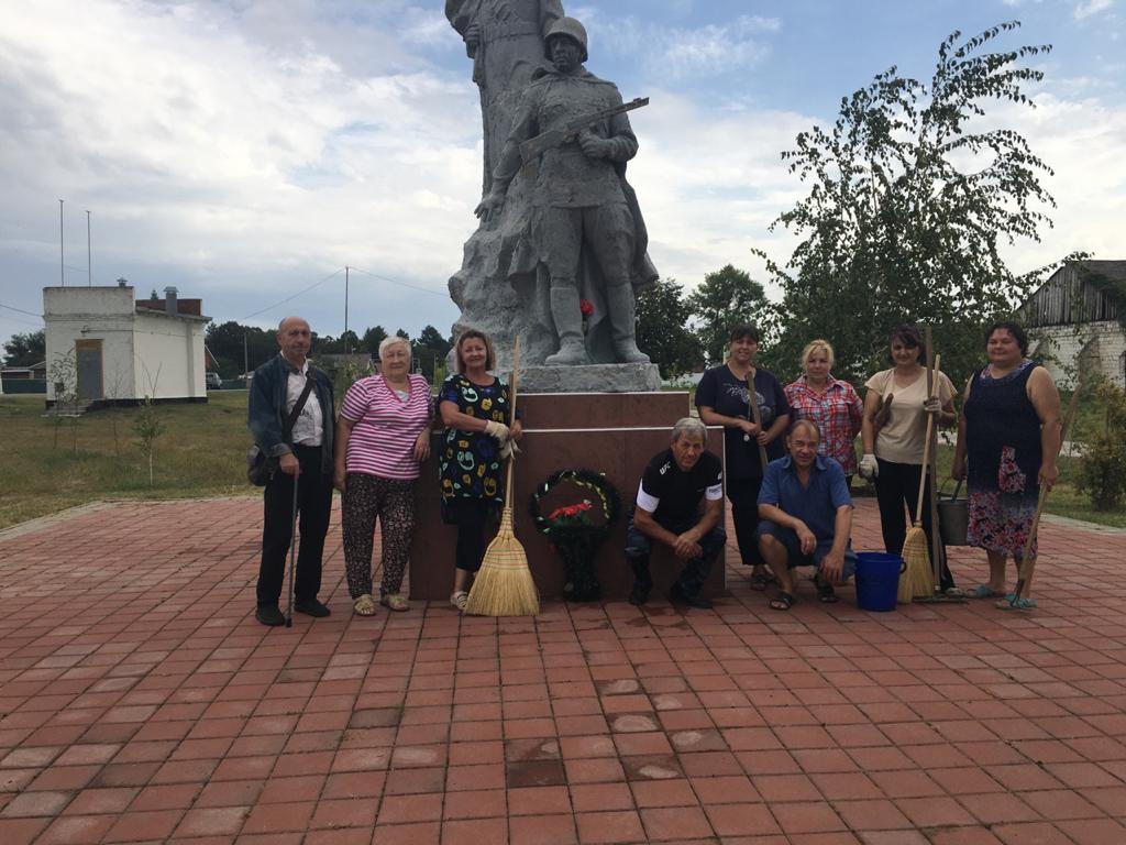 Сегодня сотрудники администрации,подведомственных организаций, предприниматели вышли на субботник. На улицах, в парке,закрепленных территория убрали мусор,ветки, провели обрезку поросли, подмели пешеходные дорожки.