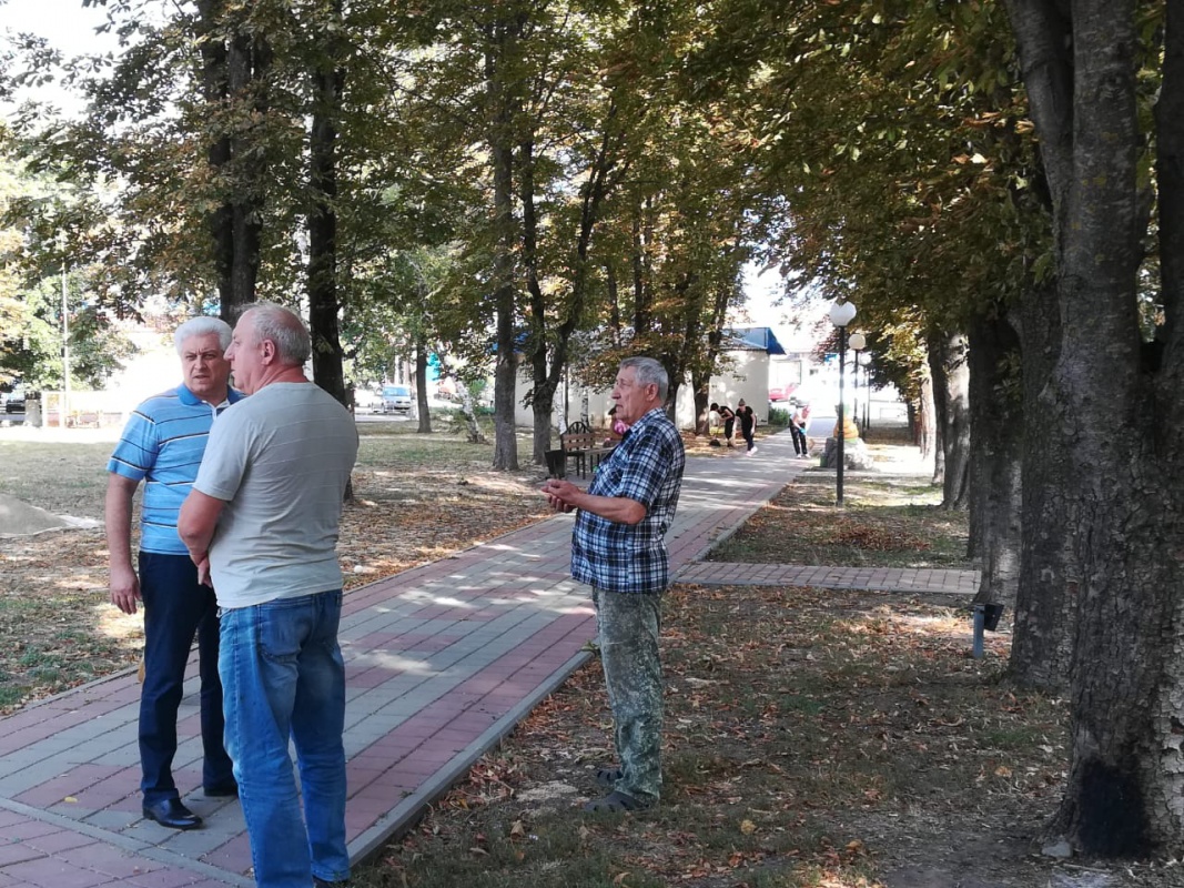 Сегодня сотрудники администрации,подведомственных организаций, предприниматели вышли на субботник. На улицах, в парке,закрепленных территория убрали мусор,ветки, провели обрезку поросли, подмели пешеходные дорожки.