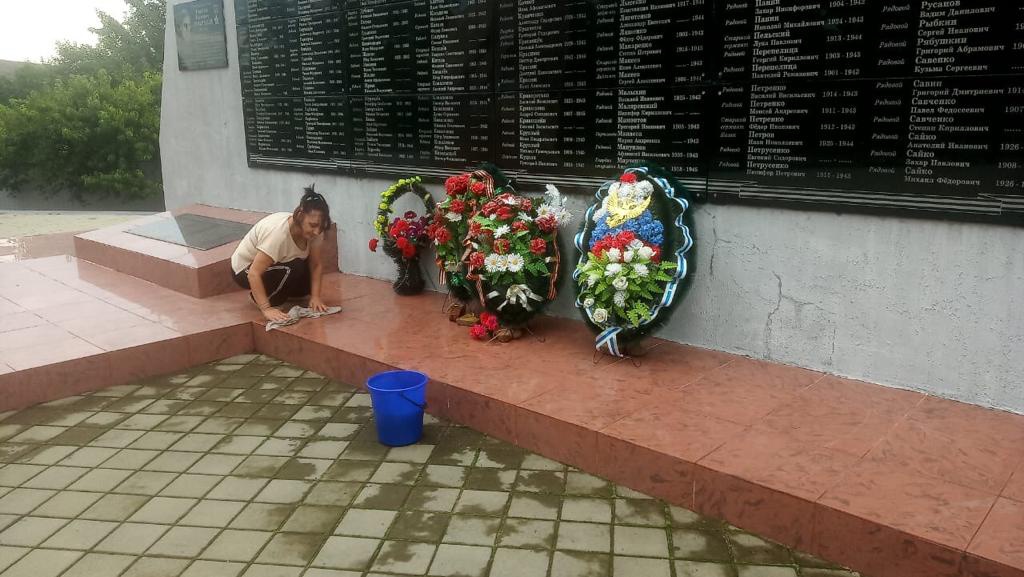 Сегодня сотрудники администрации,подведомственных организаций, предприниматели вышли на субботник. На улицах, в парке,закрепленных территория убрали мусор,ветки, провели обрезку поросли, подмели пешеходные дорожки.