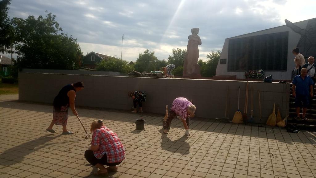 Сегодня сотрудники администрации,подведомственных организаций, предприниматели вышли на субботник. На улицах, в парке,закрепленных территория убрали мусор,ветки, провели обрезку поросли, подмели пешеходные дорожки.