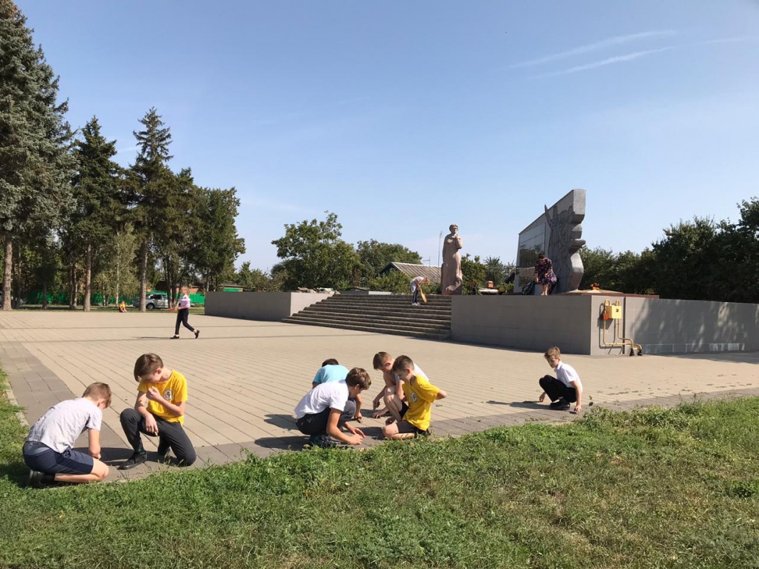 Учащиеся школы № 5 наводили порядок на Мемориале воинам.