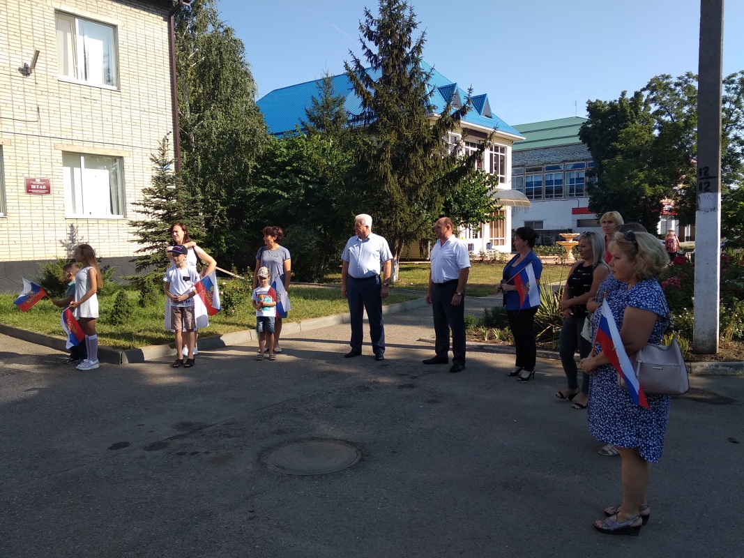 22 августа у администрации Платнировского сельского поселения прошло торжественное мероприятие ко Дню флага России. Глава Платнировского сельского поселения Михаил Викторович Кулиш поздравил всех присутствующих, напомнил о великой истории нашей Родины и ее главном символе флаге, пожелал всем благополучия и мира. Флаг России под Гимн России был тождественно поднят заместителем главы поселения Юрием Валентиновичем Русановым. Стихотворение «Флаг России - Триколор» Инессы Агеевой прочитал Рома Геращенко. «Звезда России» песня в исполнении Анастасии Дорониной завершила мероприятие. Наш флаг – это наша история, это подвиги наших дедов и прадедов и достижения тех, кто хранит и развивает Россию сегодня. Мы, многомиллионная, многонациональная страна, патриоты своей Родины, идем вперед под одним флагом с верой в будущее.