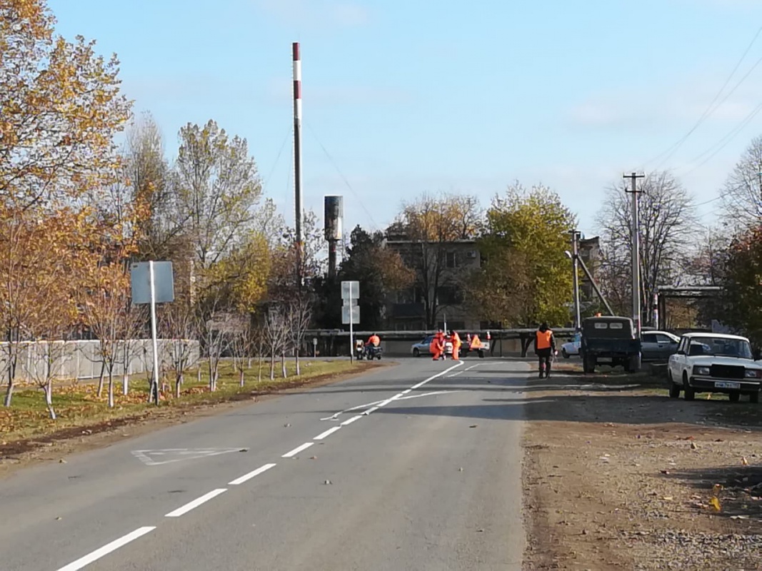 В целях безопасности дорожного движения на территории поселения проводятся работы по нанесению дорожной разметки....
