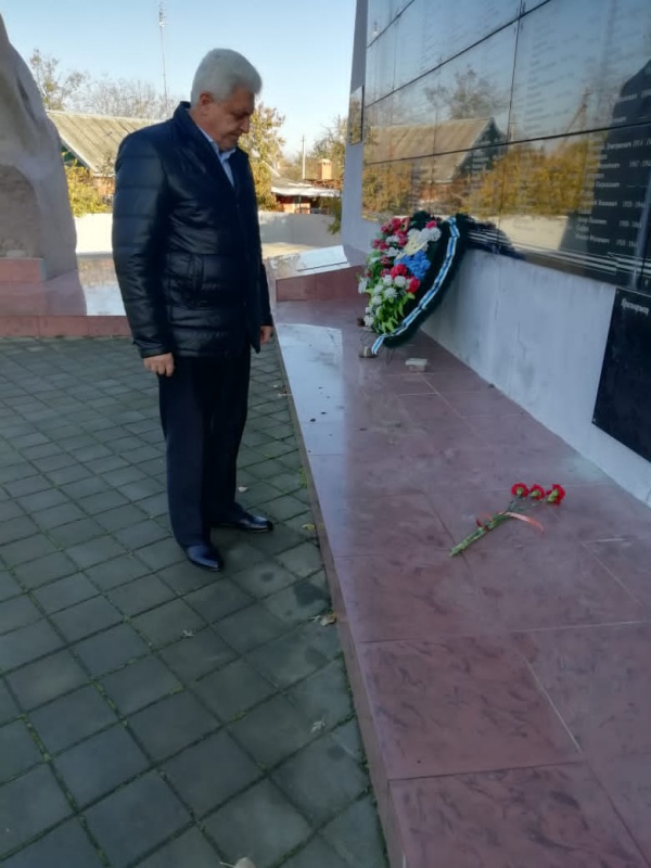 Возложили цветы и минутой молчания почтили память Героя, в честь открытия мемориальной плиты с именем красноармейца Сайко Никиты Павловича.