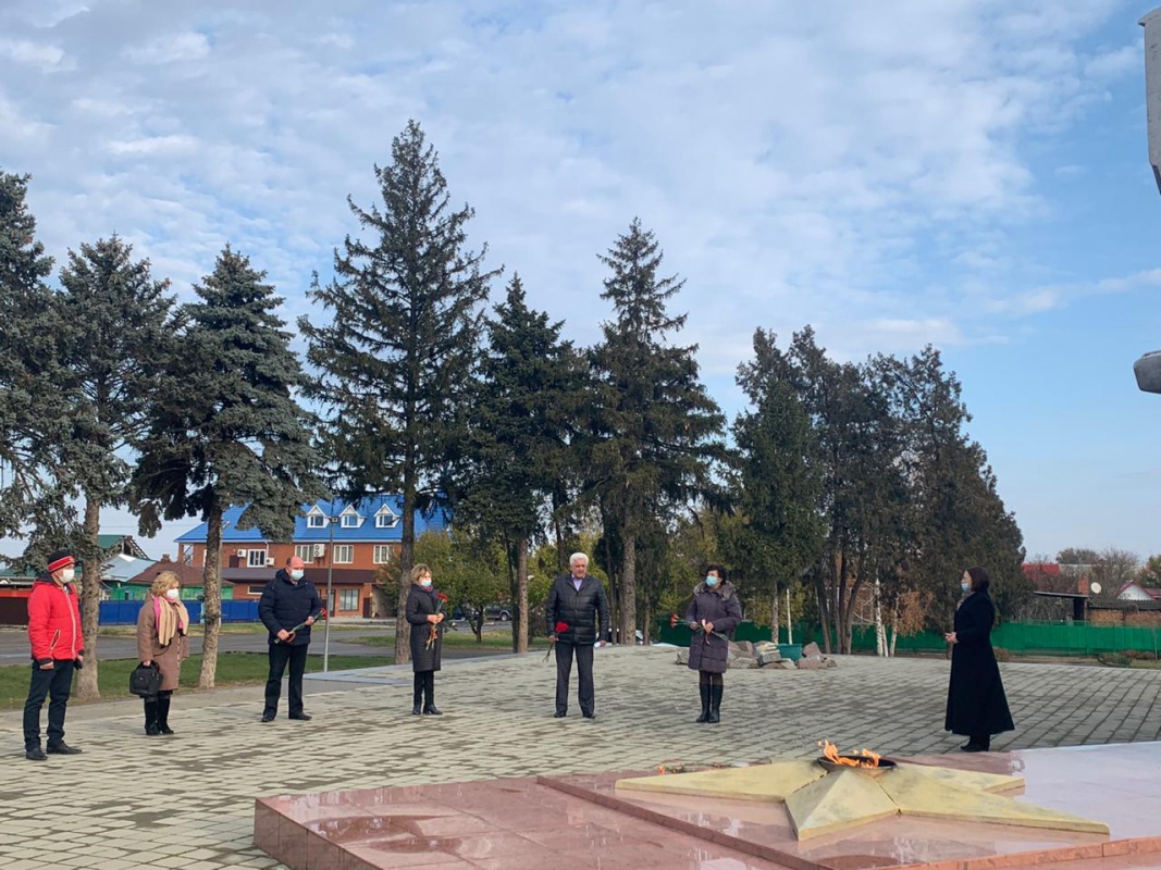 Торжественное возложение цветов «Имя твое не известно но подвиг твой бессмертен»
