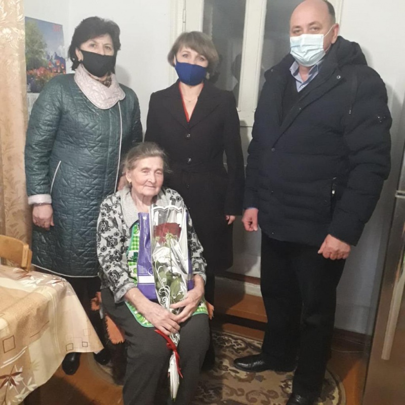 Администрация Платнировского сельского поселения, совет ветеранов, Платнировский КДЦ поздравили с праздником 8 марта Варвару Михайловну Винецкую и Светлану Николаевну Линник .