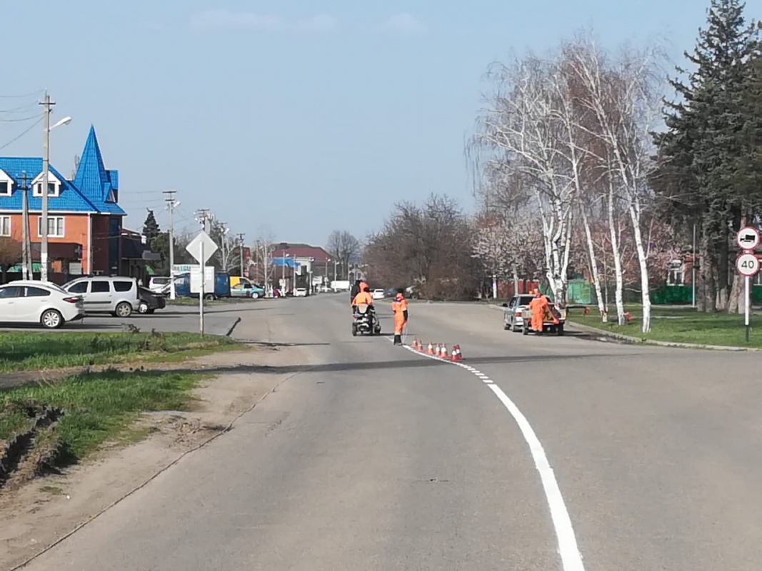 Проводятся работы по нанесению дорожной разметки на улицах поселения