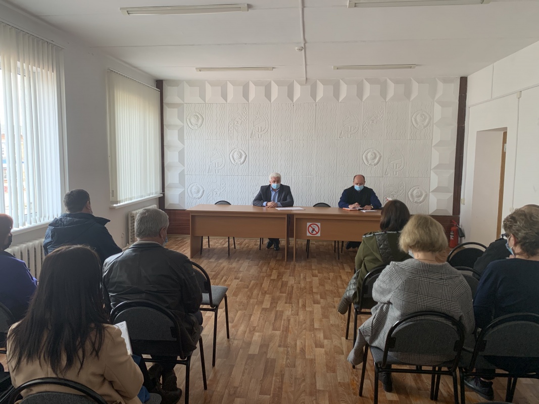 В предверии Всекубанского субботника, в Платнировском сельском поселении, состоялась рабочая встреча главы поселения с руководителями организаций, предприятий, учреждений, председателями ТОС, активистами поселения. Обсуждались планы и задачи по наведению санитарного порядка на территории поселения.