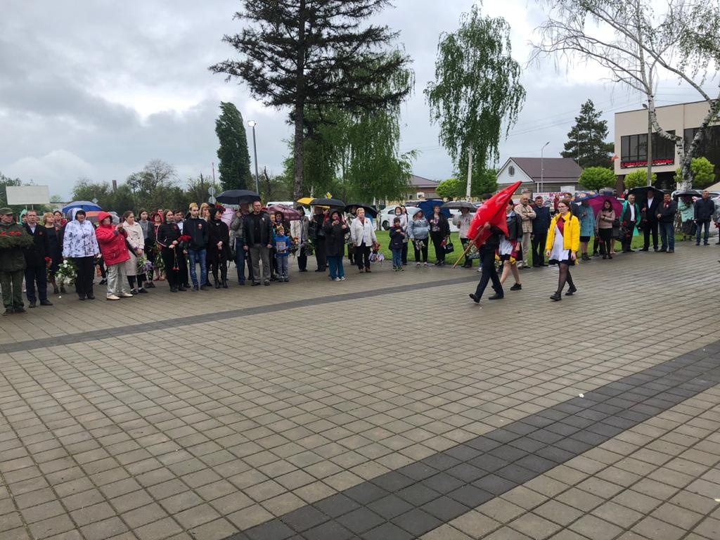 В честь празднования Дня Победы в Платнировском сельском поселении, на Мемориале Славы, состоялся торжественный митинг, где почтили память участников Великой Отечественной войны минутой молчания и возложением цветов.