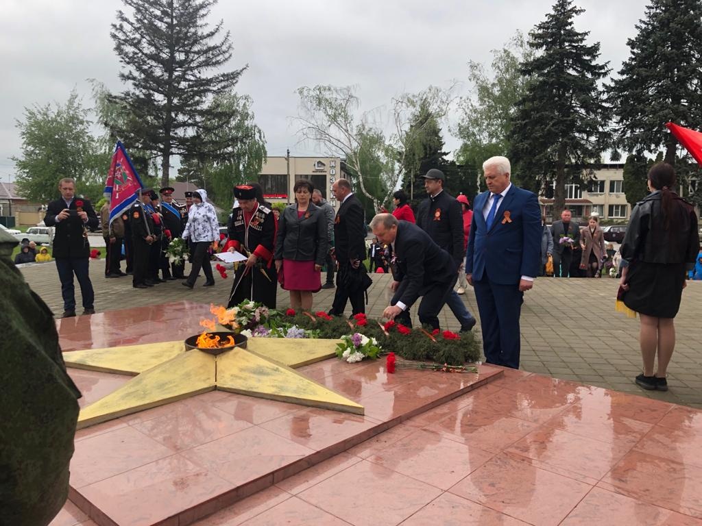 В честь празднования Дня Победы в Платнировском сельском поселении, на Мемориале Славы, состоялся торжественный митинг, где почтили память участников Великой Отечественной войны минутой молчания и возложением цветов.