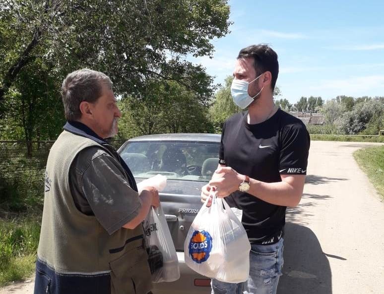 Помогают людям решать насущные вопросы
