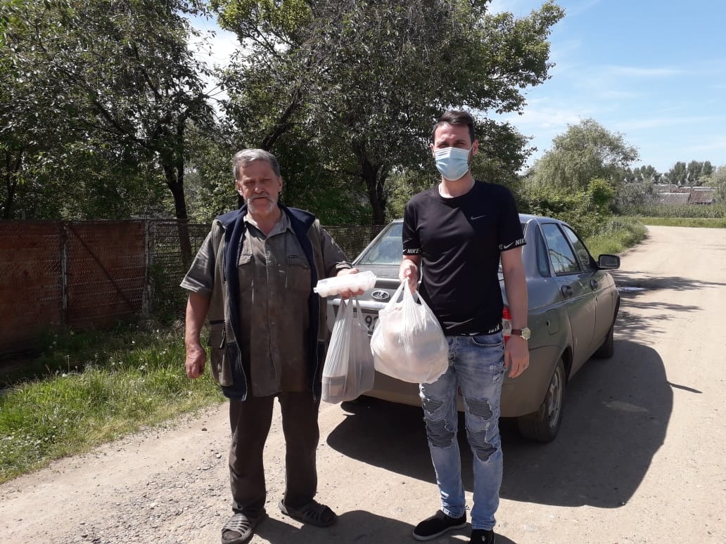 Помогают людям решать насущные вопросы