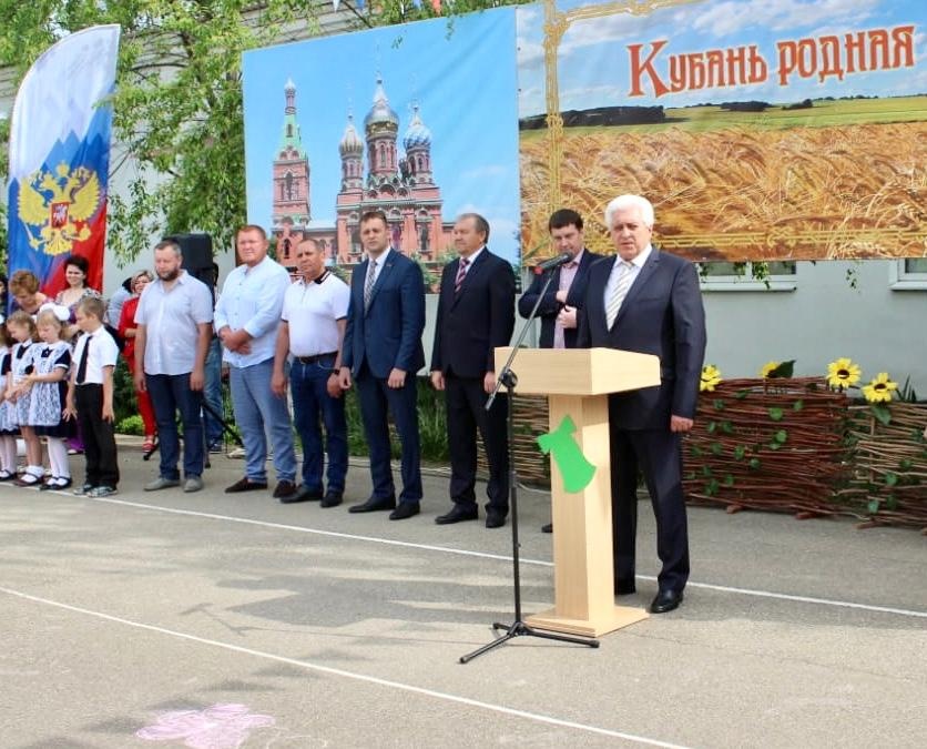 Поздравили школьников с завершением учебного года