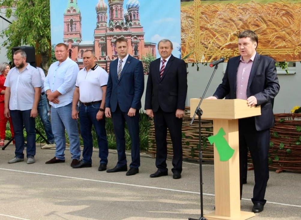 Поздравили школьников с завершением учебного года