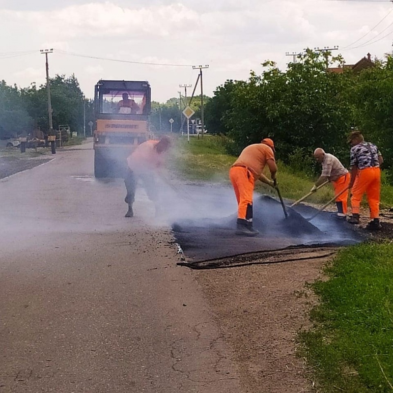 В Платнировском сельском поселении продолжается ямочный ремонт дорог. #Кубань #Краснодарскийкрай #НашКореновскийрайон #местноесамоуправление #платнировская