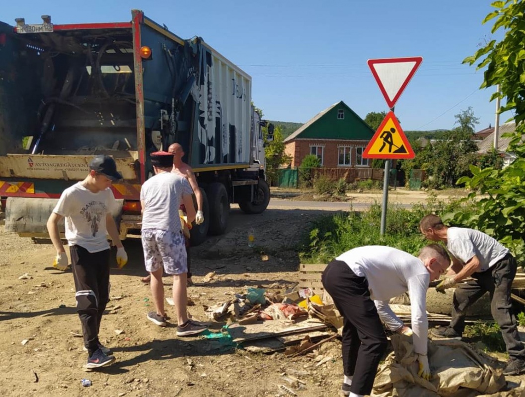Помогли в ликвидации последствий стихии....