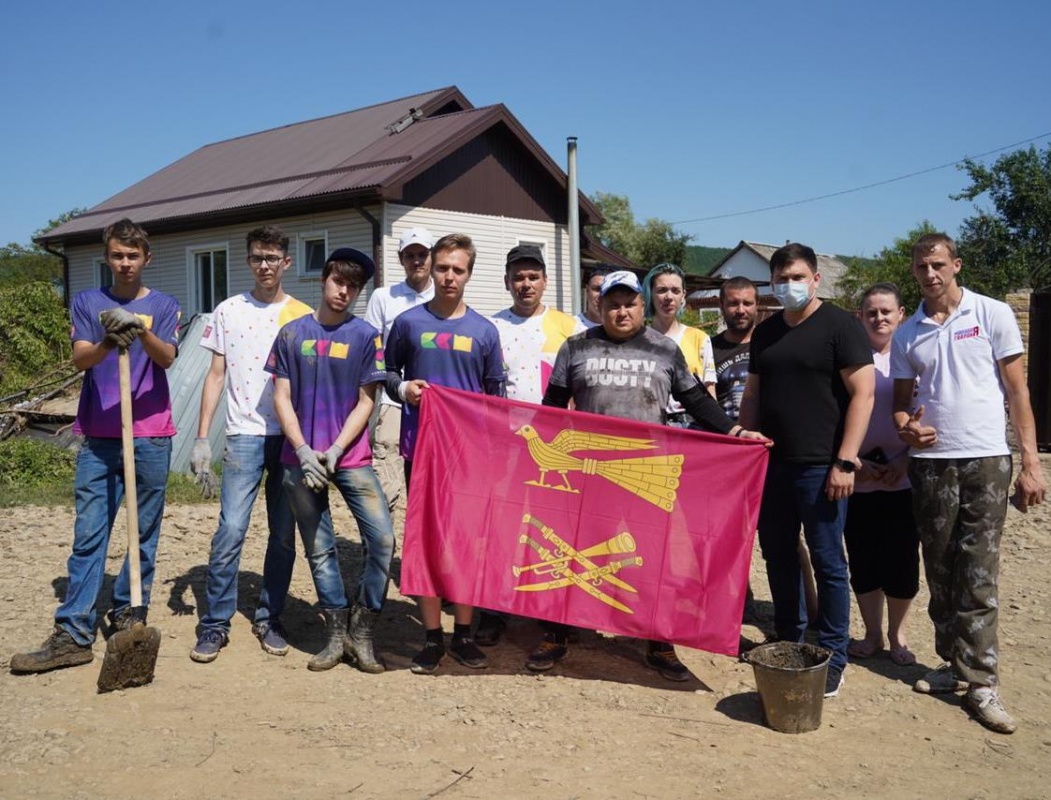 Молодые депутаты и волонтеры пришли на помощь пострадавшим от наводнения людям