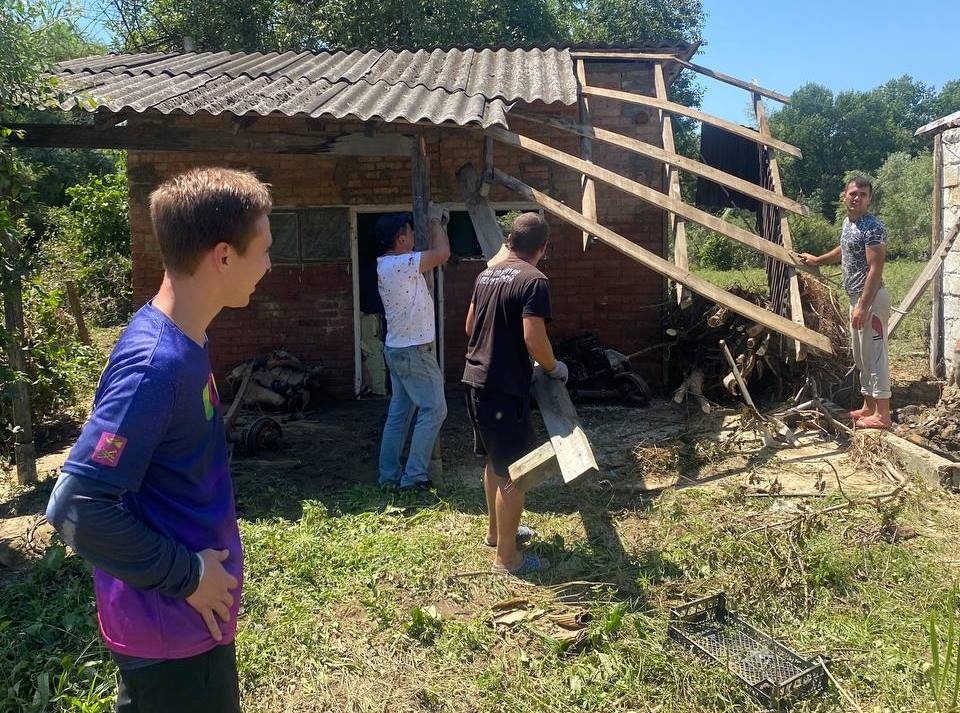 Молодые депутаты и волонтеры пришли на помощь пострадавшим от наводнения людям