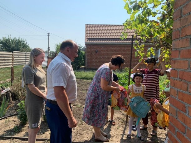 В рамках акции "Помоги пойти учиться" администрация Платнировского сельского поселения и отдел культуры Кореновского района поздравил с наступающим Днем Знаний многодетную семью Бабоевых.