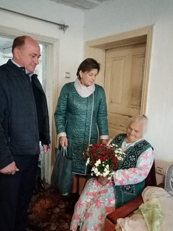 Администрация Платнировского сельского поселения поздравила с 90-летним юбилеем Пугачеву Серафиму Павловну, вдову участника Великой Отечественной войны.
