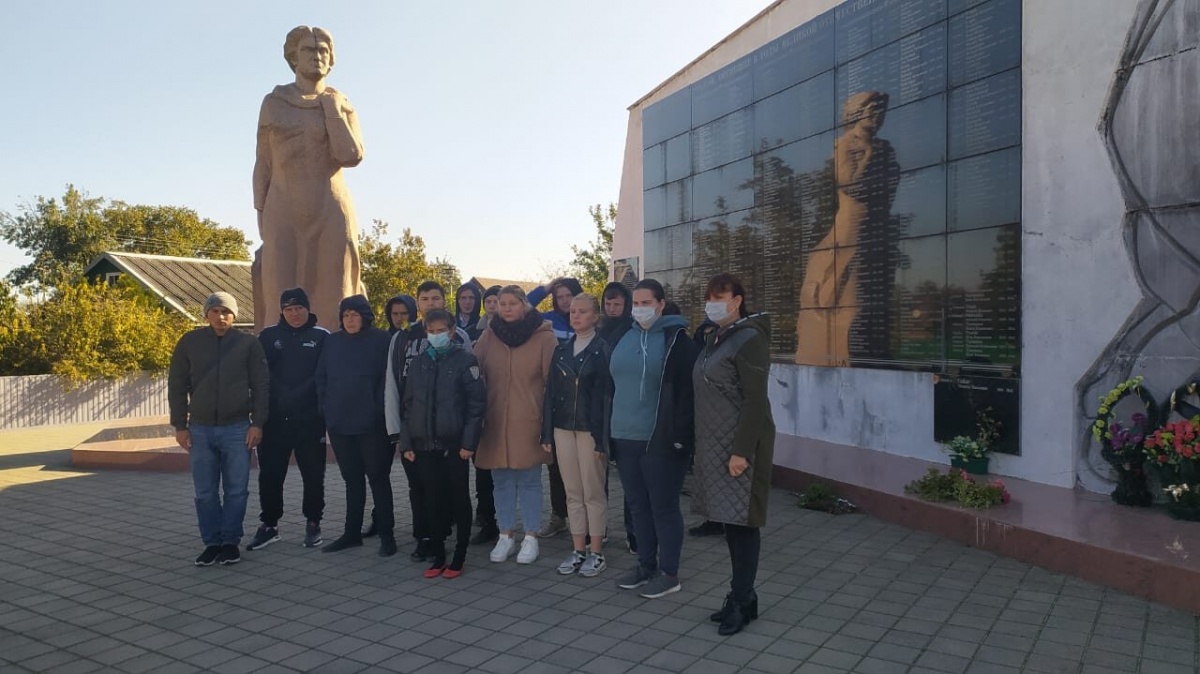 Волонтеры Платнировского сельского поселения накануне 78-ой годовщины со Дня освобождения Краснодарского края возложили цветы к Вечному Огню