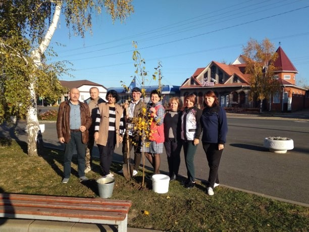С любовью к родному поселению! Коллектив культурно-досугового центра озеленил прилегающую территорию, высадив около Дома Культуры прекрасные берёзки- "Красу России"