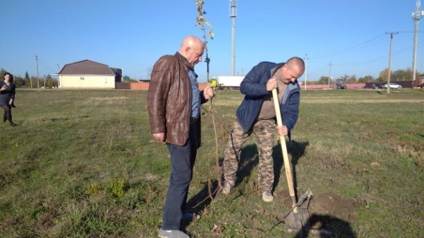 Коллектив ПКДЦ провел субботник на территории «Сада памяти».